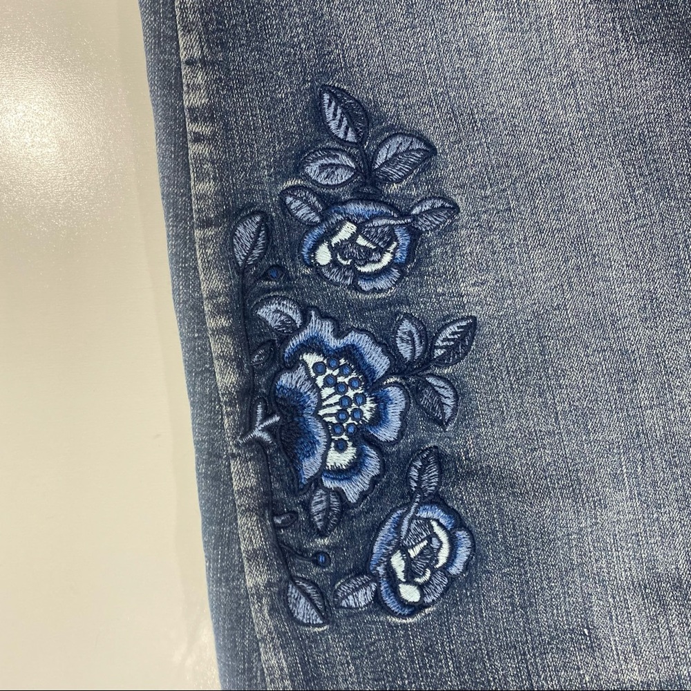 Zanadi Cotton Y2K Floral Embroidered Rolled Hem Blue Jeans NWT Size 14 - Picture 6 of 16